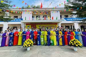 Tập thể cán bộ, giáo viên Trường THCS Lý Tự Trọng