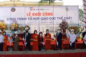 Đại biểu thực hiện nghi lễ khởi công công trình tổ hợp giáo dục thể chất