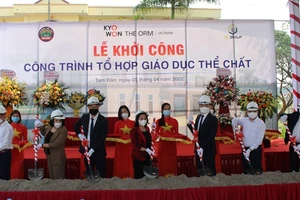 Đại biểu thực hiện nghi lễ khởi công công trình tổ hợp giáo dục thể chất