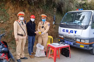 Anh Sùng Mí Pó giao nộp số pháo nhặt được cho công an. Ảnh: Công an tỉnh Hà Giang