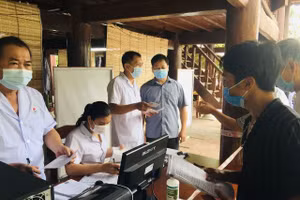 Lãnh đạo Sở Y tế Tuyên Quang kiểm tra hoạt động tại chốt Km18 xã Đội Bình (Yên Sơn). Ảnh: Sở Y tế Tuyên Quang 