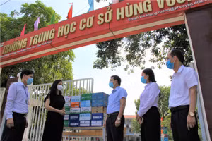 Lãnh đạo Sở GD&ĐT Vĩnh Phúc thăm hỏi, động viên giáo viên và học sinh đang thực hiện cách ly qua lãnh đạo Trường THCS Hùng Vương
