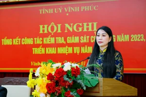 Bà Hoàng Thị Thúy Lan, Bí thư Tỉnh ủy Vĩnh Phúc phát biểu tại hội nghị. (Ảnh: Trà Hương)