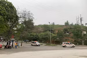 Xe cứu thương hoạt động hết công suất đưa các công nhân bị thương đi cấp cứu.