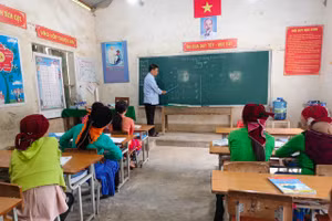 Lớp học xóa mù chữ tại thôn Tả Chà Lảng, xã Sủng Trà. Ảnh: Minh Đức