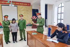 Cơ quan Công an thi hành lệnh bắt tạm giam đối với Vũ Thị Thanh Huyền. Ảnh: Công an tỉnh Hà Giang