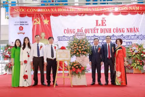 Lãnh đạo thành phố Phúc Yên tặng hoa chúc mừng nhà trường.