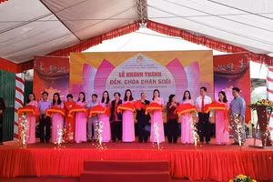 Cắt băng khánh thành giai đoạn I đền, chùa Chân Suối.