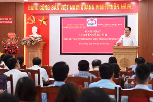 Lãnh đọa Huyện ủy Đoan Hùng phát biểu tại buổi sinh hoạt chuyên đề.