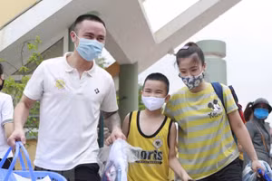 Học sinh hạnh phúc cùng phụ huynh trở về nhà sau thời gian cách ly tại trường.