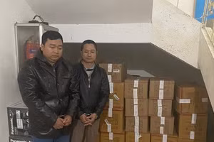 Đối tượng Hoàng Như Dao và Nguyễn Đình Ngần cùng tang vật. Ảnh: Công an Hà Giang. 