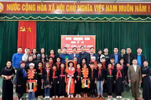 Đoàn công tác của Cục Nhà giáo và Cán bộ quản lý giáo dục và các em học sinh Trường PTDT bán trú tiểu học Trung Hà.