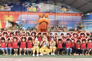 Cô và trò Trường Tiểu học Minh Phương trong ngày khai giảng.