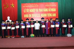 Lãnh đạo Trường ĐH Ngoại ngữ và Trung tâm GDTX tỉnh Vĩnh Phúc trao bằng cho tân cử nhân chuyên ngành Tiếng Anh.