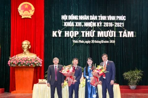 Bà Hoàng Thị Thúy Lan và ông Lê Duy Thành nhận hoa chúc mừng