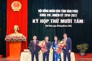 Bà Hoàng Thị Thúy Lan và ông Lê Duy Thành nhận hoa chúc mừng