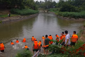 Cán bộ, chiến sĩ Trung tâm Huấn luyện BĐBP tìm kiếm nạn nhân bị đuối nước trên kênh thủy lợi Liễn Sơn. Ảnh: Nguyễn Hào