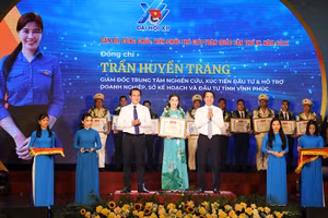 Lễ tuyên dương cán bộ, công chức, viên chức trẻ giỏi toàn quốc lần thứ IX năm 2022 được tổ chức tại Vĩnh Phúc. Ảnh: Hồng Yến