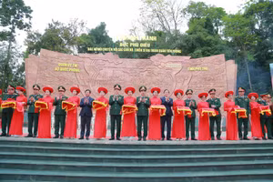 Lãnh đạo Quân ủy Trung ương, Bộ Quốc phòng và lãnh đạo tỉnh Phú Thọ cắt băng khánh thành Bức phù điêu “Bác Hồ nói chuyện với cán bộ, chiến sĩ Đại đoàn Quân Tiên Phong".