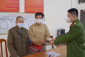Ông Hải nhận được lại số tài sản đã đánh rơi trước đó. Ảnh: Công an tỉnh Hà Giang