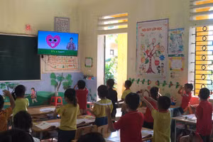 Học sinh của Trường Tiểu học Tân Phú, huyện Thanh Sơn, Phú Thọ trong giờ học tiếng Anh