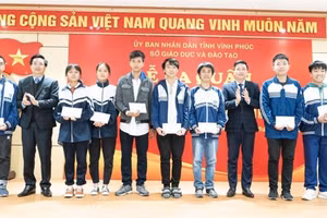 Phó Chủ tịch UBND tỉnh Vĩnh Phúc Vũ Việt Văn và ông Nguyễn Văn Huyến Giám đốc Sở GD&ĐT Vĩnh Phúc trao quà cho thí sinh trước kì thi. Ảnh Tống Thanh Kiều