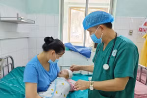 Sau khi được phẫu thuật, sức khỏe bệnh nhi đã ổn định. Ảnh: BVĐK tỉnh Tuyên Quang.