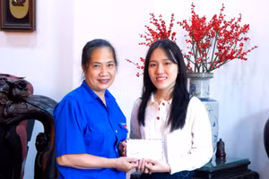 Em Trần Vân Trang (bìa phải) từng 3 năm liền được nhận phần thưởng từ Quỹ Khuyến học tỉnh Hà Giang. Ảnh: My Ly