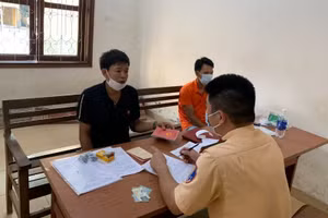 Công an huyện Sơn Dương lập biên bản đối với tài xế K. Ảnh: Công an huyện Sơn Dương cung cấp