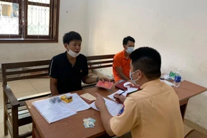 Công an huyện Sơn Dương lập biên bản đối với tài xế K. Ảnh: Công an huyện Sơn Dương cung cấp