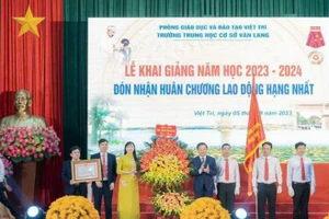 Điểm sáng về dạy học và sử dụng tiếng Anh ở Trường THCS Văn Lang