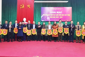 Lãnh đạo Sở GD&ĐT và lãnh đạo huyện Thanh Sơn trao cờ lưu niệm cho các đoàn tham dự hội thi