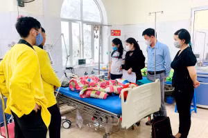 Lực lượng chức năng tỉnh Hà Giang thăm hỏi động viên người bị ngộ độc. Ảnh: Chi cục ATVSTP Hà Giang