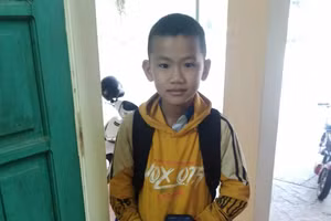 Em Quân mang điện thoại nhặt được đến Công an xã nhờ trả lại. Ảnh: Công an xã Yên Nguyên