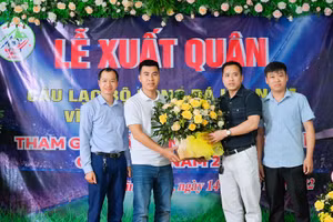 Ông Chu Anh Tú - Chủ tịch CLB Hải Nam Vĩnh Yên - Vĩnh Phúc (thứ 2 từ trái qua) nhận hoa chúc mừng từ lãnh đạo Trung tâm văn háo thể thao thành phố Vĩnh Yên.
