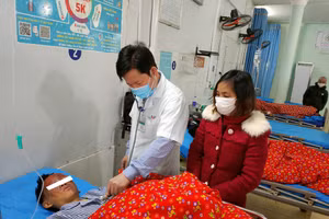 Bệnh nhi L. đang được điều trị tại Bệnh viện. Ảnh: BVĐK Tuyên Quang