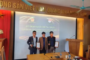 Ông Hoàng Xuân Phú – Phó Giám đốc Sở Công Thương Vĩnh Phúc trao Giấy chứng nhận sản phẩm CNNT tiêu biểu cấp quốc gia năm 2021 cho 2 sản phẩm thuộc 2 đơn vị