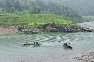 Lực lượng chức năng tìm kiếm nạn nhân mất tích