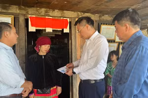 Lãnh đạo huyện Đồng Văn thăm hỏi, trao tiền hỗ trợ cho gia đình có người bị nạn.