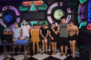 Công an huyện Bình Xuyên phát hiện quán karaoke vi phạm qui định về phòng chống dịch Covid-19.