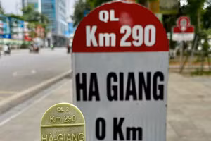 Kem hình cột mốc “Hà Giang 0 Km” hút khách check-in.