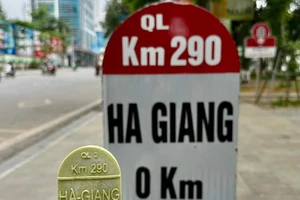 Kem hình cột mốc “Hà Giang 0 Km” hút khách check-in.