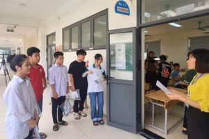 Thí sinh vào phòng thi tại điểm thi Trường THPT Chuyên Vĩnh Phúc.