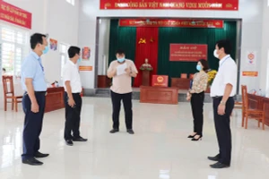 Bí thư Thành ủy Vĩnh Yên Nguyễn Ngọc Bình chỉ đạo tập tại Khu vực bỏ phiếu TDP Tiên Sơn.