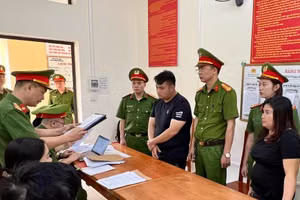 Hai đối tượng (áo đen) bị cơ quan Công an ra lệnh bắt giữ. Ảnh: Công an Hà Giang.