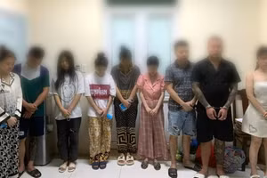 Nhóm nam nữ bị bắt quả tang sử dụng ma túy. Ảnh: Công an huyện Vĩnh Tường 