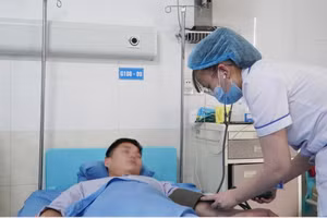 Bác sĩ chăm sóc điều trị cho nam bệnh nhân. Ảnh: BVCC