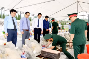 Hài cốt liệt sĩ được an táng sau lễ truy điệu. (Ảnh: Văn Nghị)