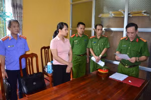 Cơ quan Cảnh sát điều đọc Quyết định khởi tố vụ án, khởi tố bị can với Nguyễn Thị Hà Phương về tội tham ô tài sản. Ảnh: Công an tỉnh Tuyên Quang