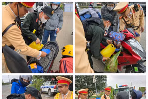 Lực lượng CSGT Vĩnh Phúc hỗ trợ người đi đường.